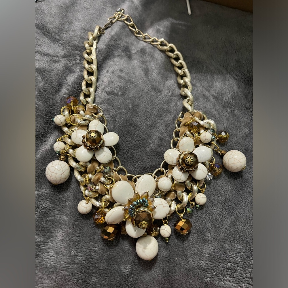 Vintage Elegant Floral Statement Necklace in Gold and White 80’s